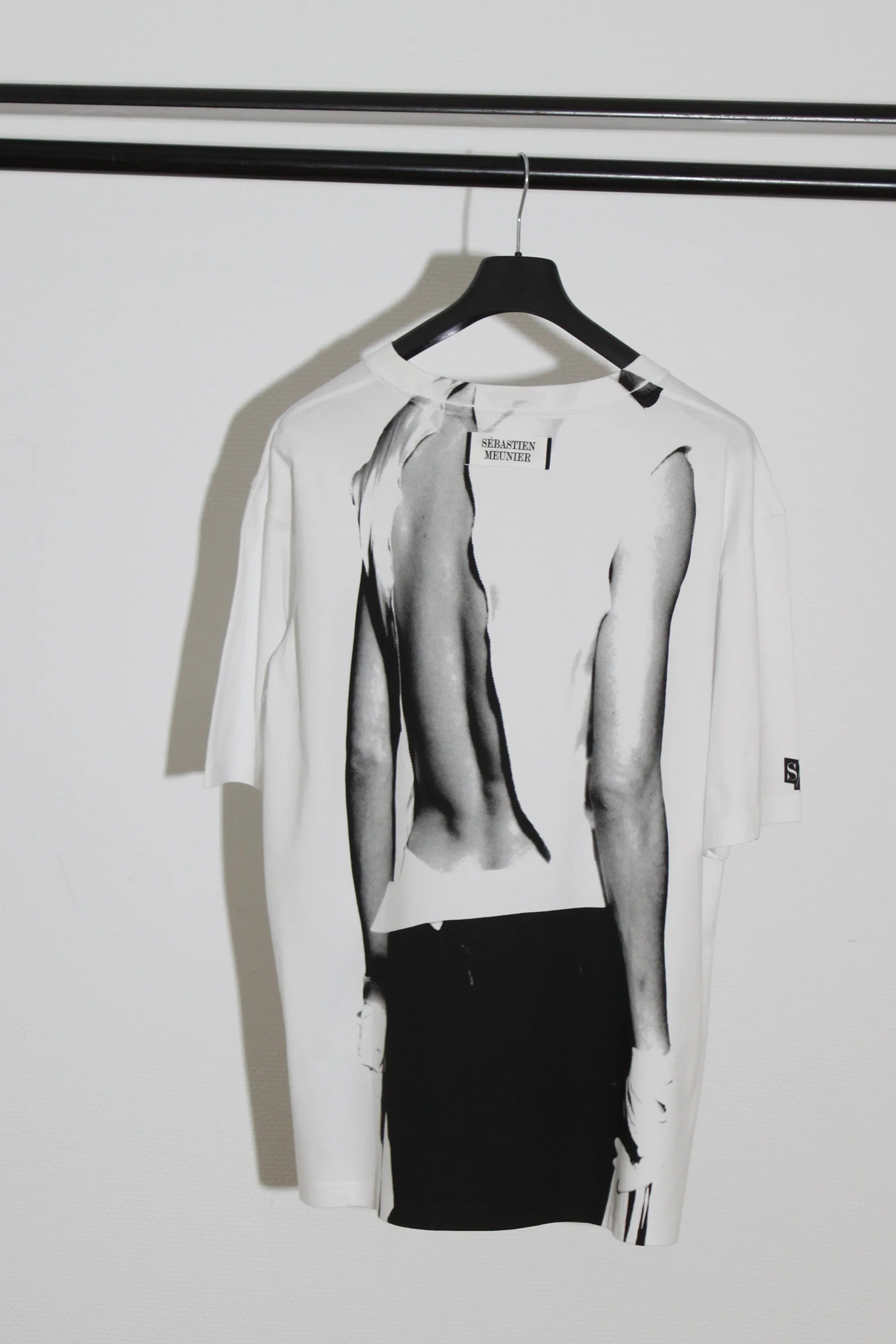 Back view of the Memorabilia white cotton T-shirt by Sébastien Meunier, featuring an oversized printed male torso.