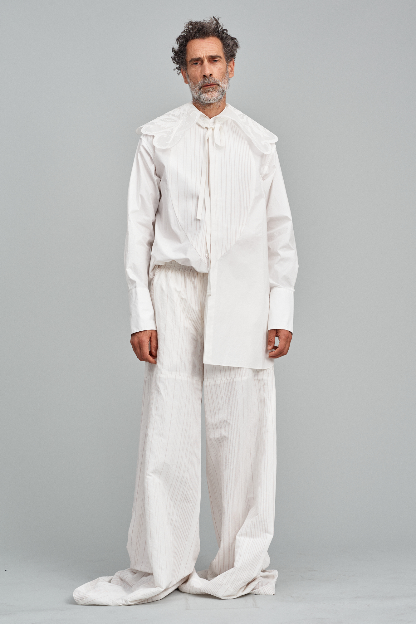 [The Magic Mountain] Signature tuxedo shirt with decorative lace collar