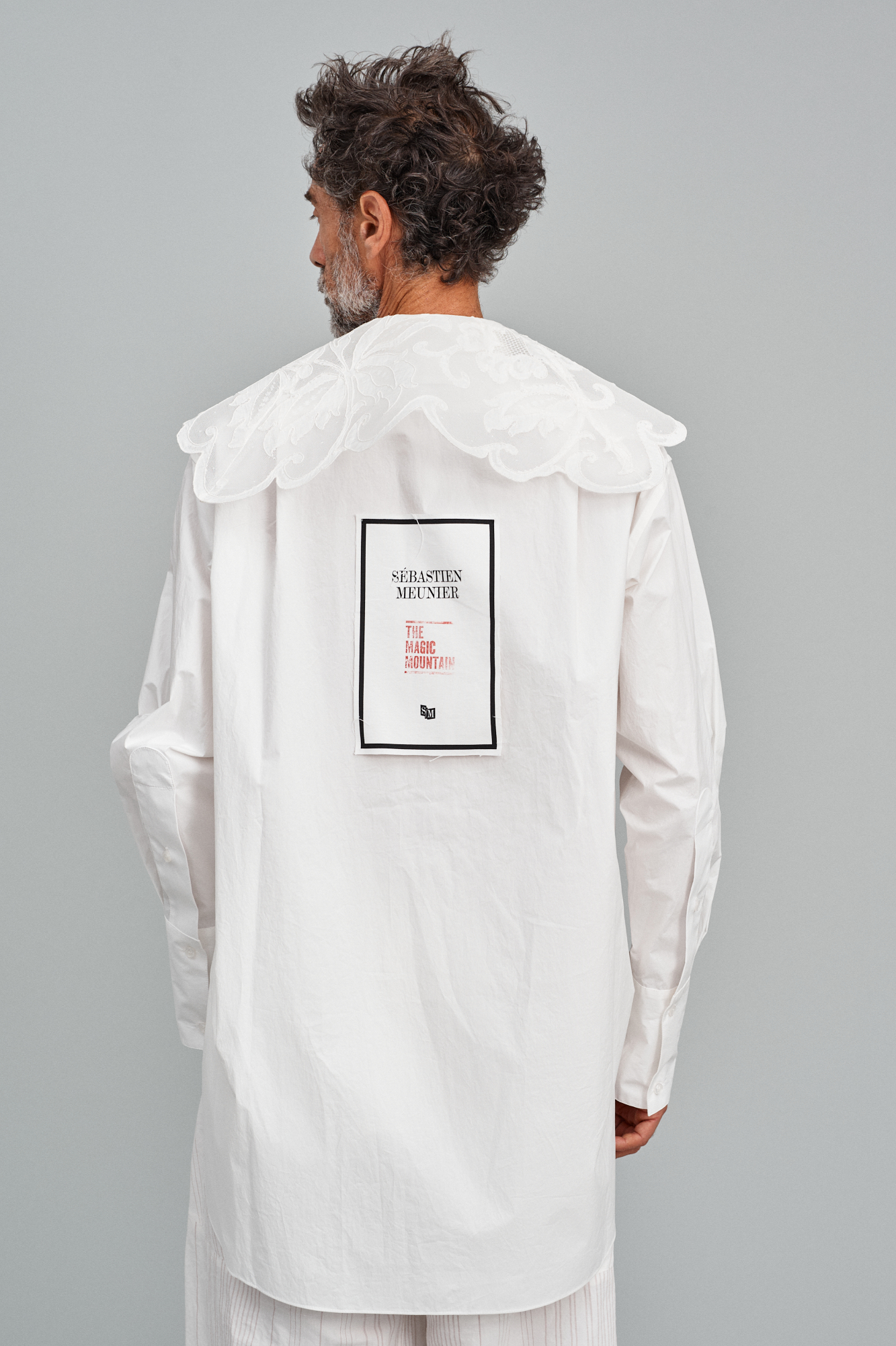 [The Magic Mountain] Signature tuxedo shirt with decorative lace collar