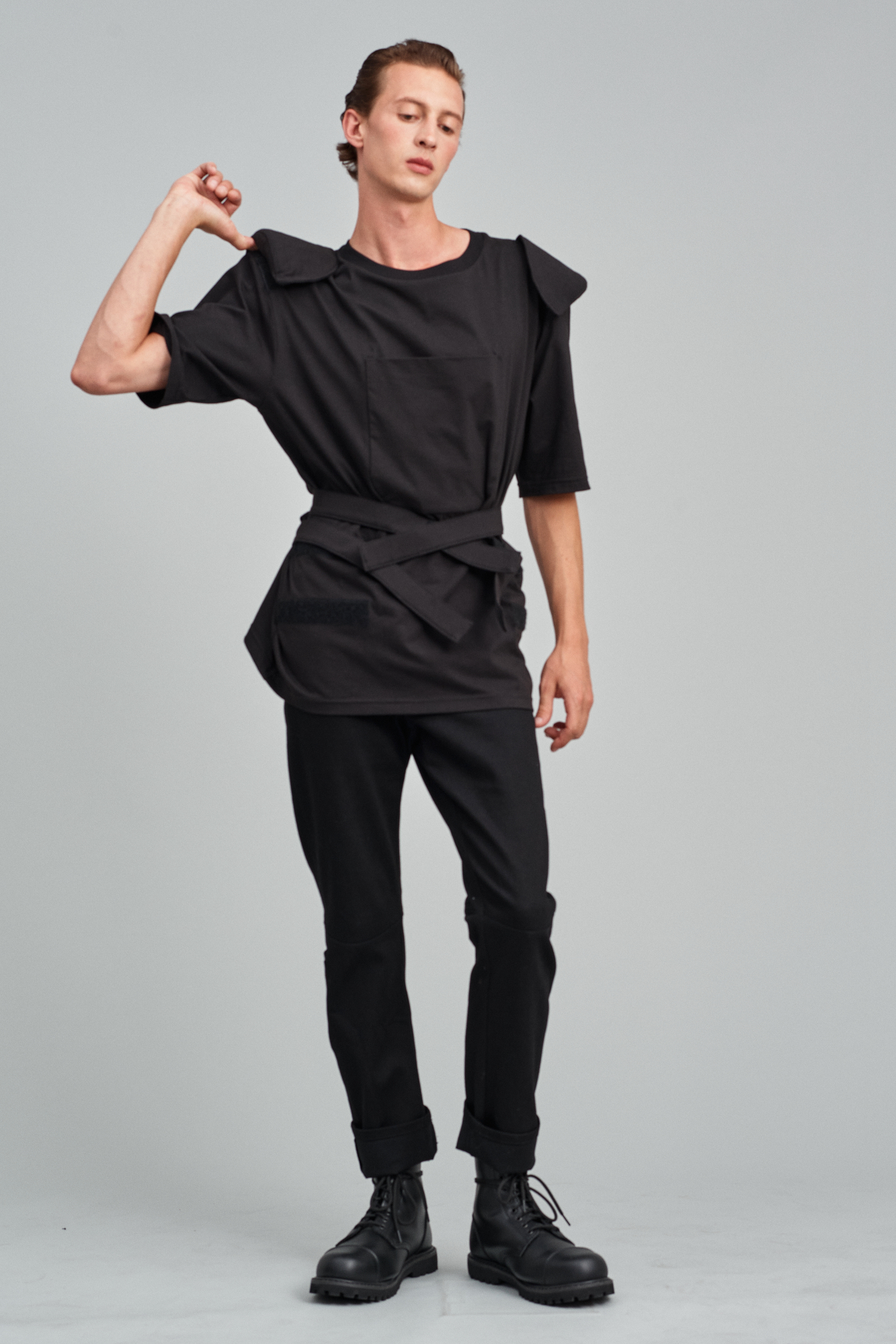 [The Magic Mountain] Commando-inspired t-shirt with detachable shoulder pads