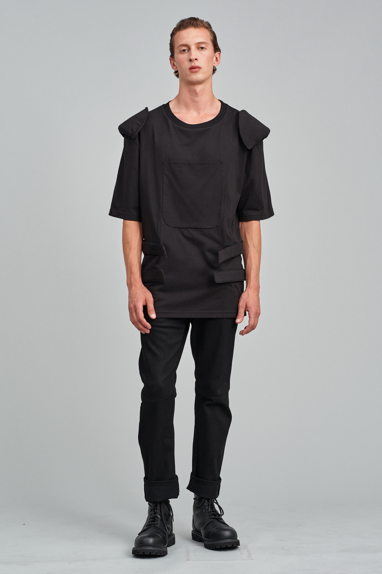 [The Magic Mountain] Commando-inspired t-shirt with detachable shoulder pads