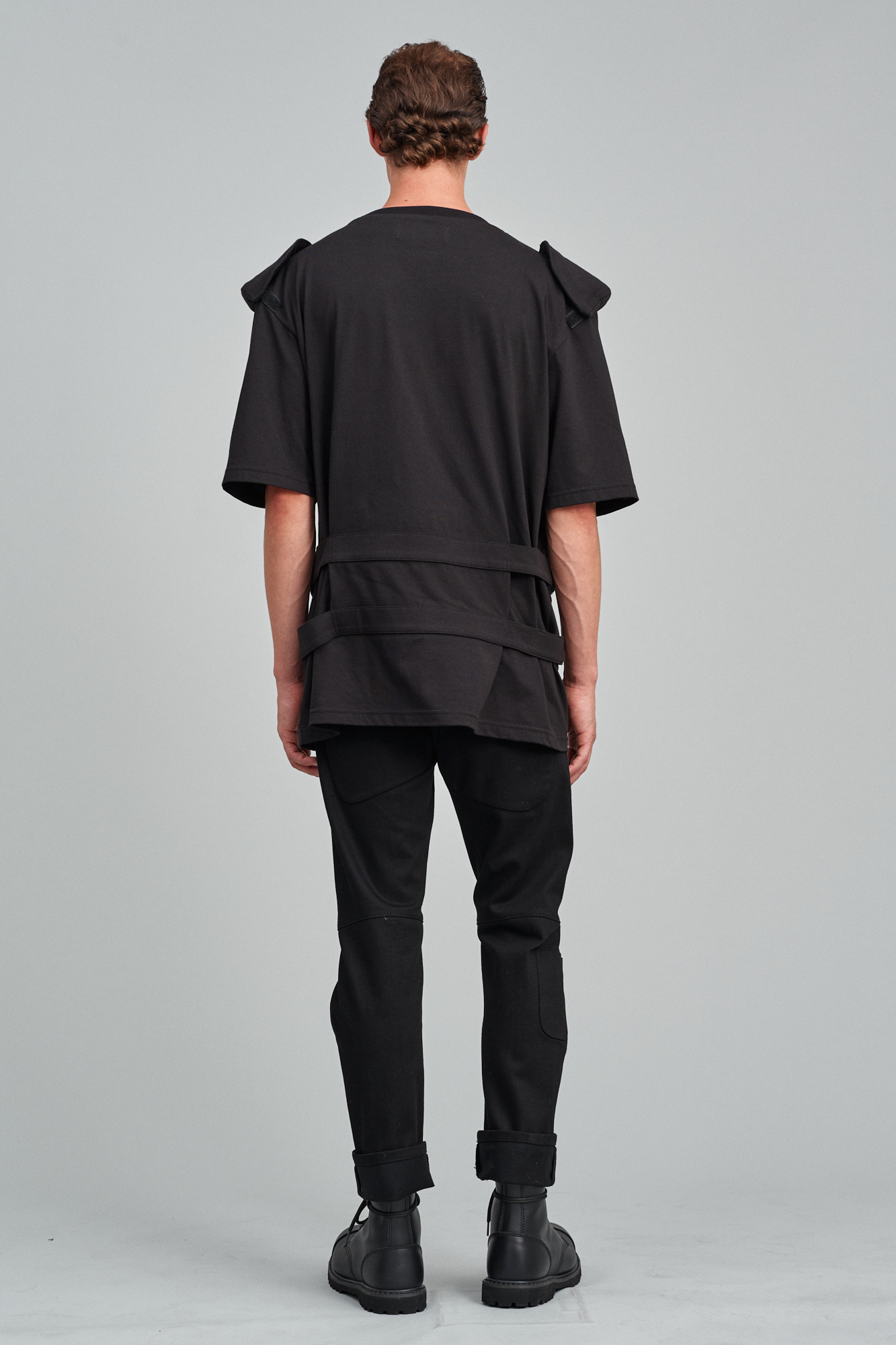 [The Magic Mountain] Commando-inspired t-shirt with detachable shoulder pads